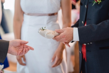 ♥ Zauberhaftes Ringkissen Knochen Wunschname Stickerei Hochzeit Standesamt  Hochzeitsknochen Just Married von LüttentüddelI