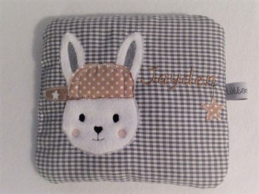 Preview: Hase Junge Cappy Körnerkissen Wärmekissen Dinkel Wunschfarbe Name Geburt Taufe Geschenk Geburtstag Einschulung von Lüttentüddel