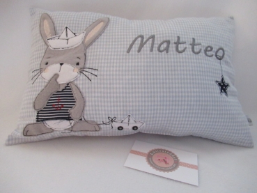 ★ ca. 35x25 cm Kissen kleiner Hase Matrose Baby Wunschname Geburt Taufe Einschulung KITA Schmusekissen Reisekissen von Lüttentüddel