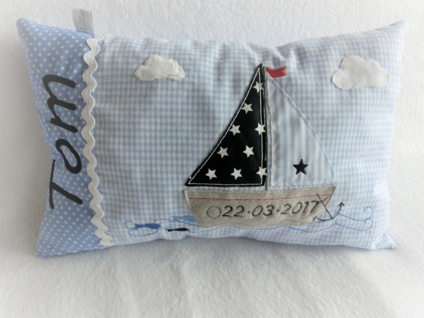 ★ 35x23 cm Kissen Geburt Einschulung KITA Kissen to Go Schmusekissen Taufe Boot Segelboot Name ★ von Lüttentüddel