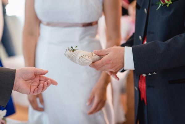 ♥ Zauberhaftes Ringkissen Knochen Wunschname Stickerei Hochzeit Standesamt  Hochzeitsknochen Just Married von LüttentüddelI