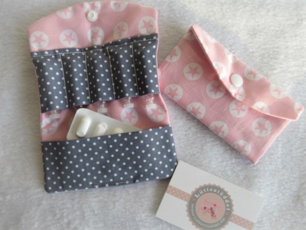 ♥ Button Sterne rosa mit Punkte grau Globuli Täschchen, Notfall Täschchen Tampon Pillentäschchen ♥ © Lüttentüddel