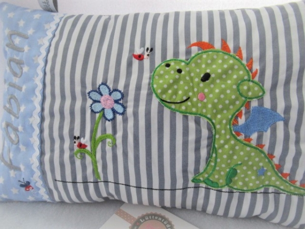 ★ ca. 35x25 cm Kissen kleiner süßer Drache Wunschname Geburt Taufe Einschulung Reisekissen  ★ von Lüttentüddel