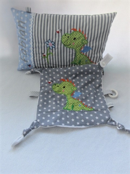 ★ ca. 35x25 cm Kissen kleiner süßer Drache Wunschname Geburt Taufe Einschulung Reisekissen  ★ von Lüttentüddel