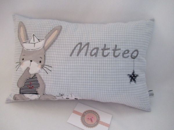 ★ ca. 35x25 cm Kissen kleiner Hase Matrose Baby Wunschname Geburt Taufe Einschulung KITA Schmusekissen Reisekissen von Lüttentüddel