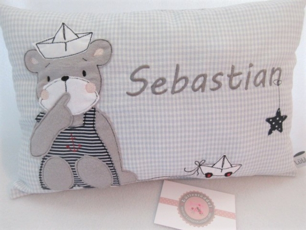 ca. 35x25 cm Kissen kleiner Matrose Bär Baby Wunschname Geburt Taufe Einschulung Reisekissen  von Lüttentüddel